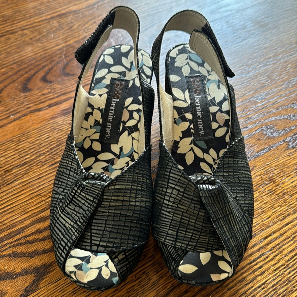 Bernie mev. black/gray metallic snakeskin print twisted forefoot platform sandal